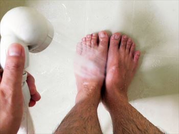 シャワーで足を洗う